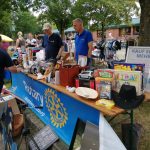 Flohmarktstand bei HU-Verkauft mit Artikeln