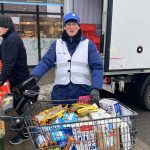 Einkaufswagen mit Lebensmittelspenden für die Tafeln